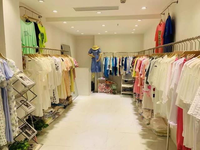 七浦路服裝店逆境中尋新機 批發轉零售，春裝巧變秋裝