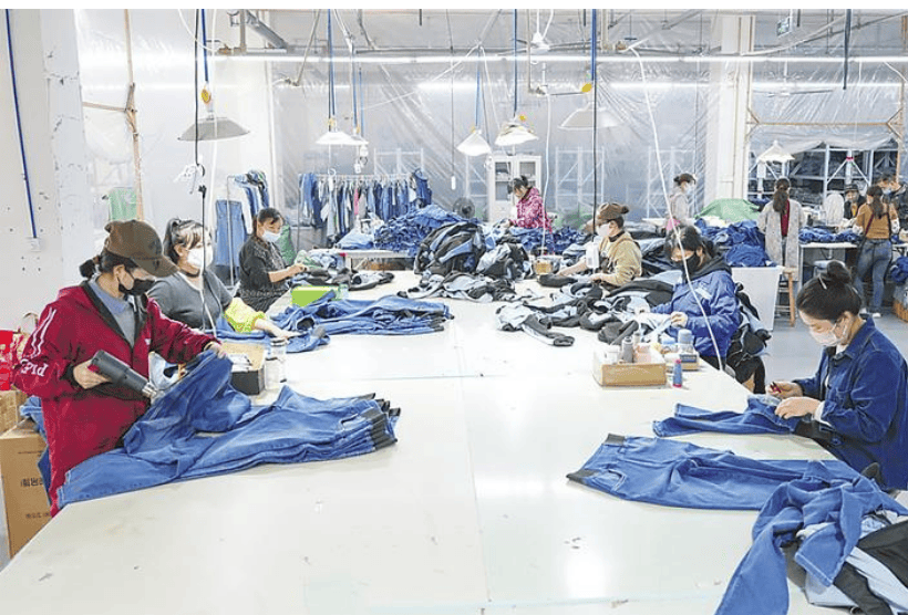 家門(mén)口的“衛(wèi)星工廠” 牛仔老板織出全球訂單，鄉(xiāng)親共圓就業(yè)夢(mèng)